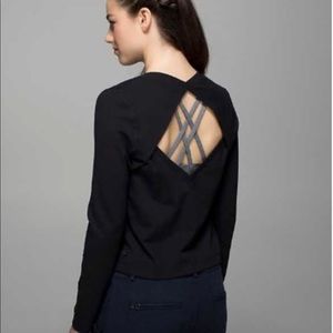 Lululemon open “Back Up LS• pullover